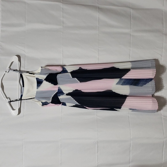 Banana Republic Geometric Color-Block Pleated Midi Dress.  Size: 2P - Picture 4 of 7